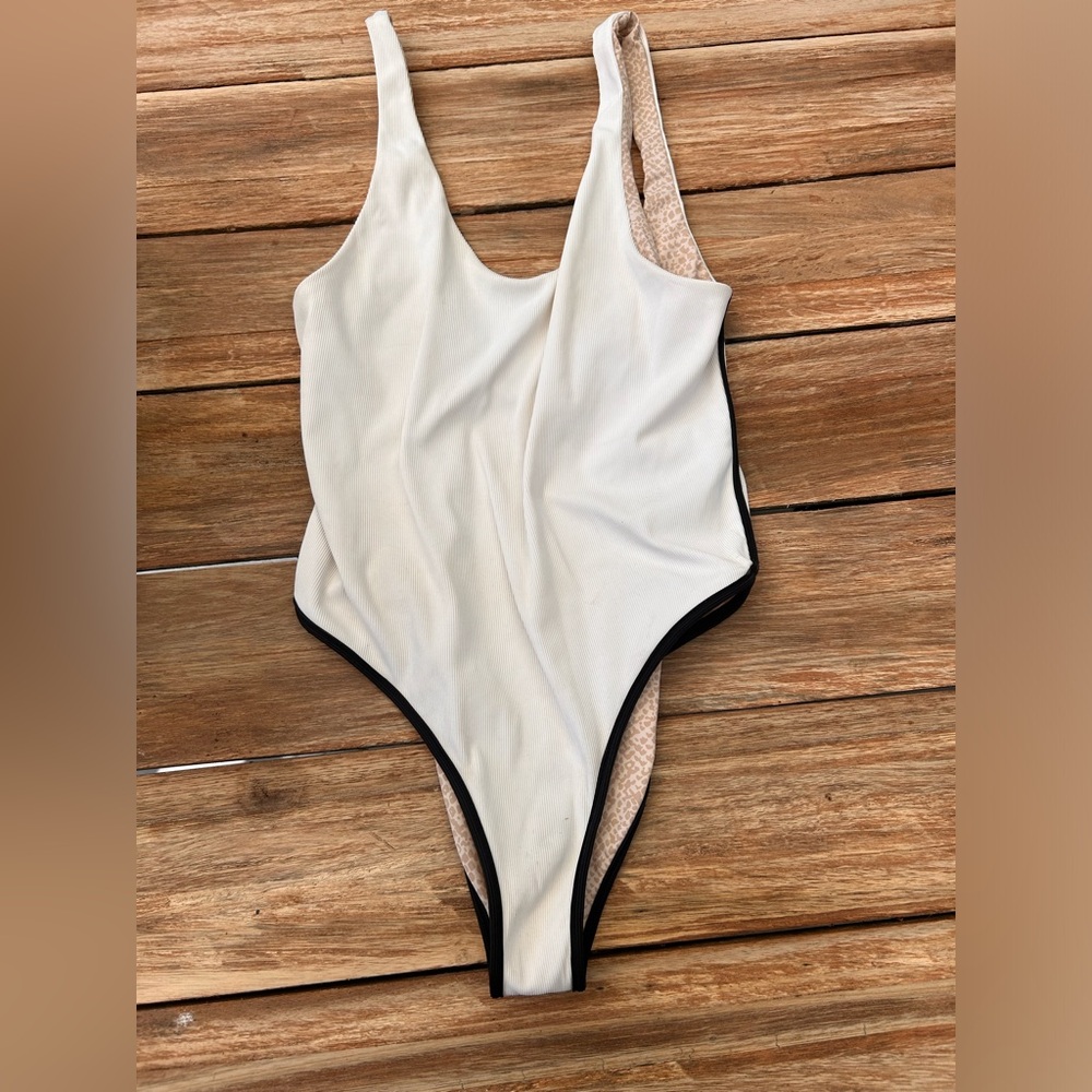 Acacia Palm Springs White Piped Ribbed